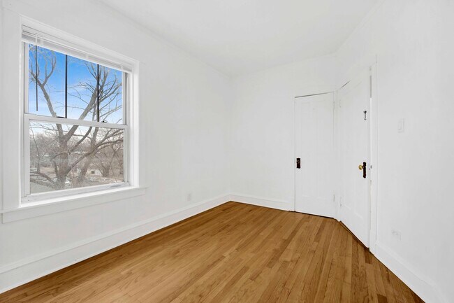 Building Photo - 4742 W Roscoe St