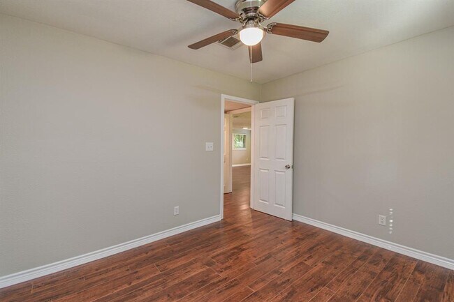 Building Photo - 507 Sioux River Rd