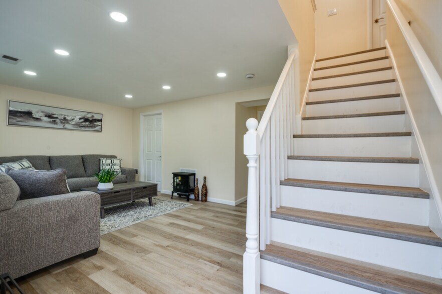 Building Photo - 14220 Fallbrook Ln