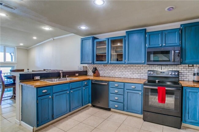 Building Photo - Beautifully Crafted 2/2.5/2 Town Home in Euless!
