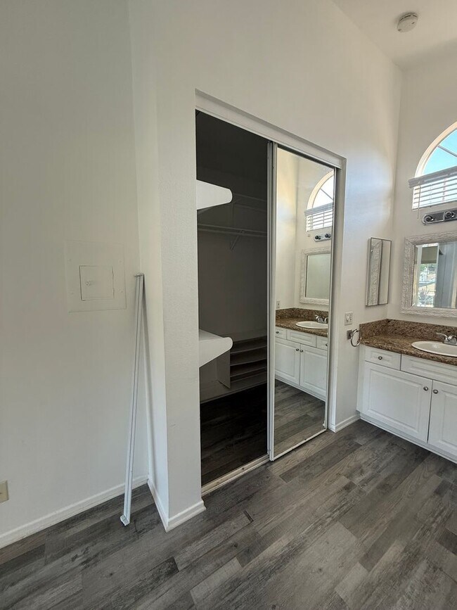 Building Photo - **Charming 1bed 1bath Condo located in the desirable Canyon Villa Community**