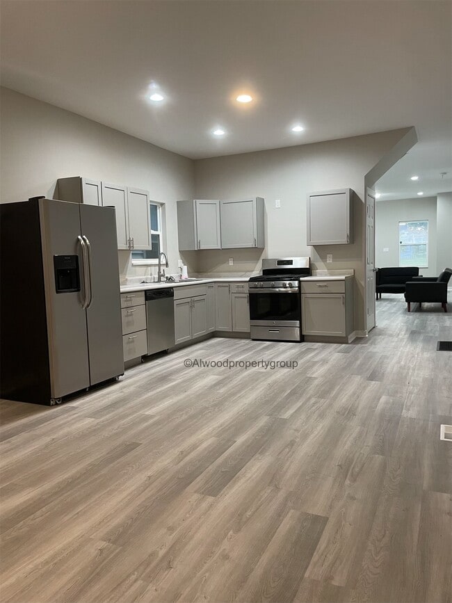 Building Photo - 1021 S State Ave