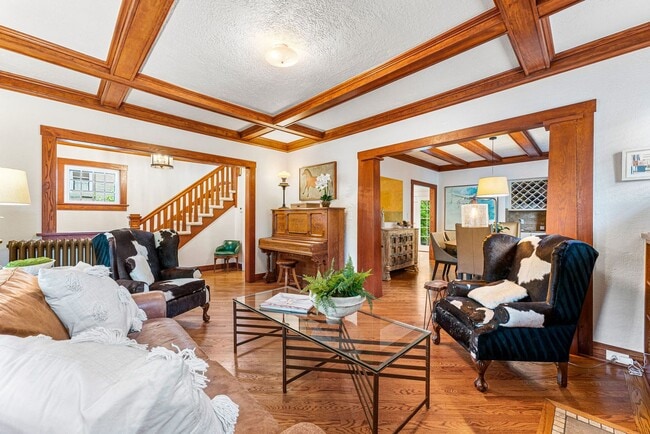 Building Photo - LOCATION LOCATION!! Stunning home located ...