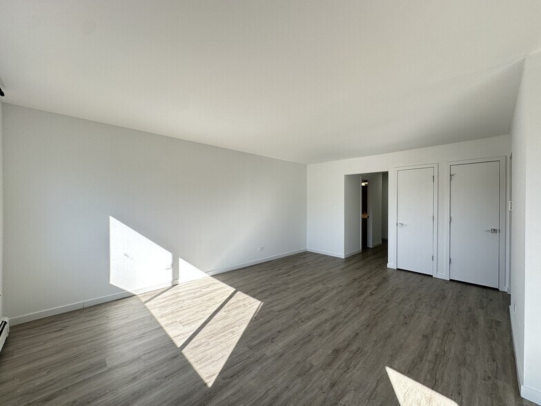 Building Photo - 7621 N Sheridan Rd