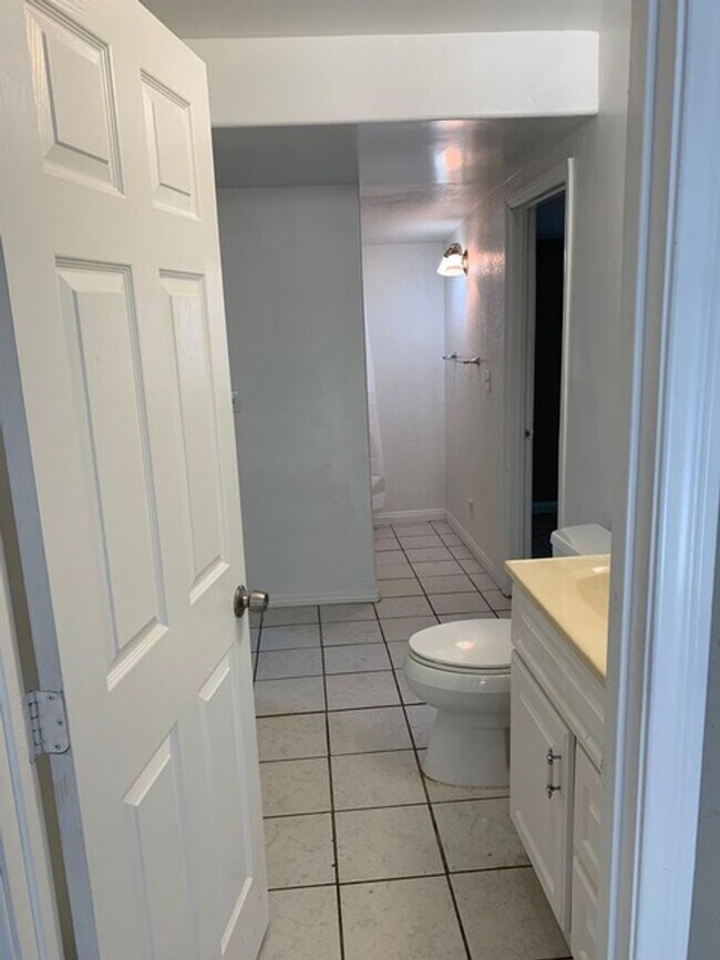 Building Photo - Huge 7 bed 3 bath house on Adobe  (Lease o...