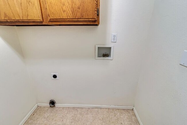 Building Photo - 3 bedroom home with fenced yard and garage...