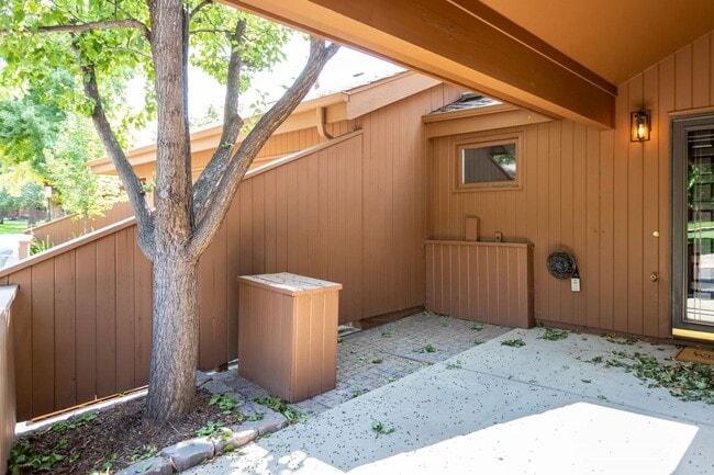 Building Photo - Beautiful Townhome in Central Colorado Springs!