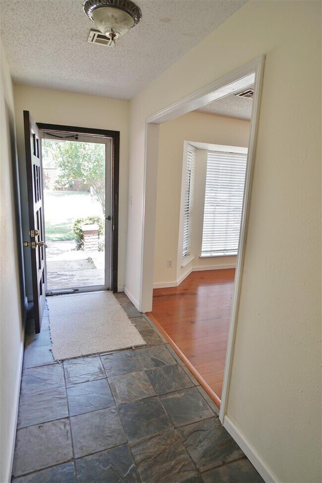 Building Photo - Cute 3 bed, 2 bath home near campus