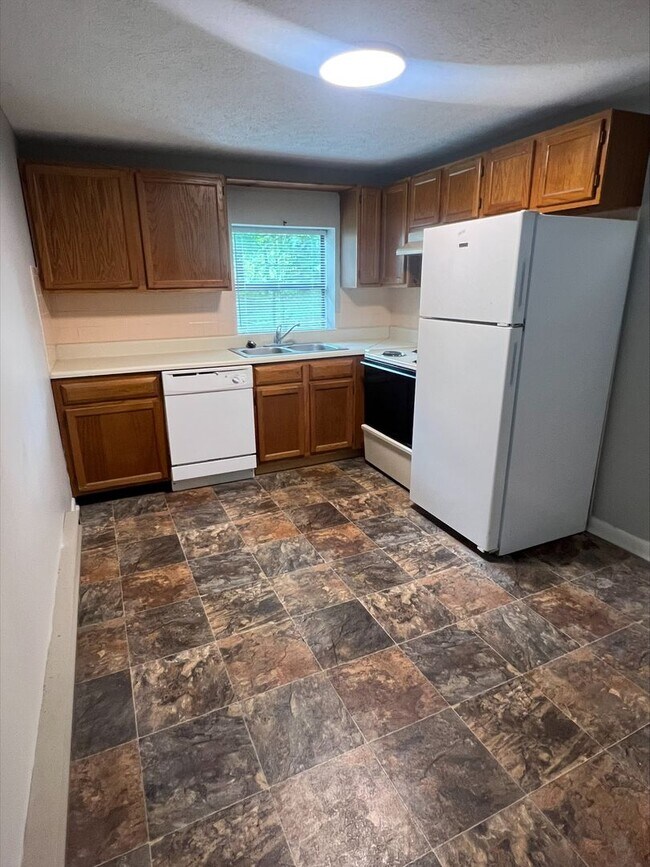 Building Photo - One Bedroom Flat Unit Ready for Move in!