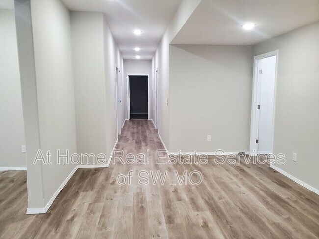 Building Photo - 624 S Southgate Dr