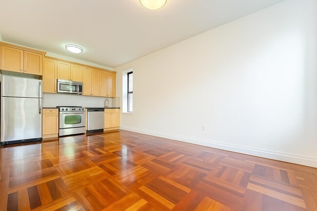 Building Photo - 607 W 137th St