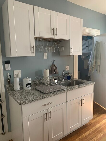 kitchen sink - 130 Sutton St