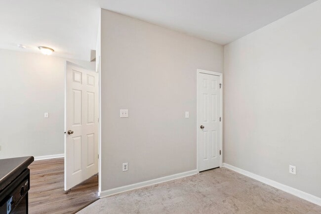 Building Photo - Gorgeous 3BR Townhome with Fresh Updates i...
