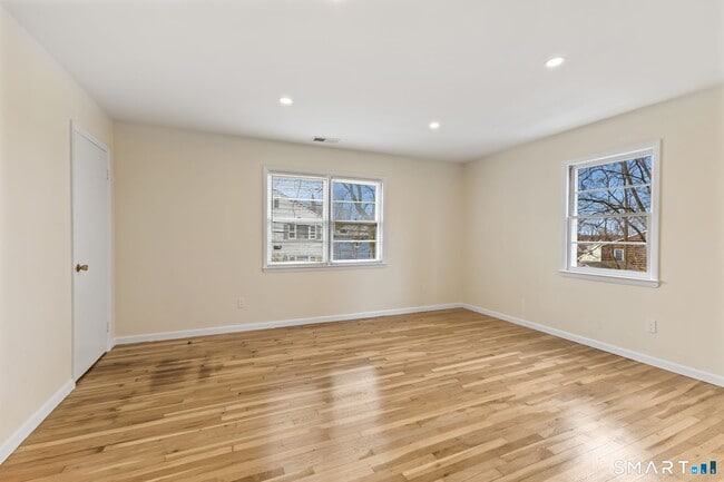 Building Photo - 17 Artic St