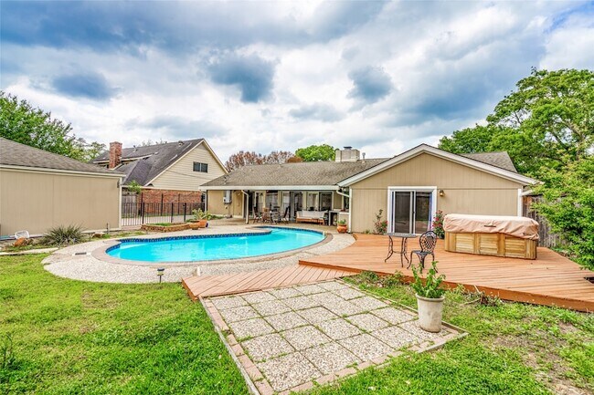 Building Photo - 10631 Del Monte Dr