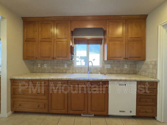 Building Photo - 1878 E Stratford Ave