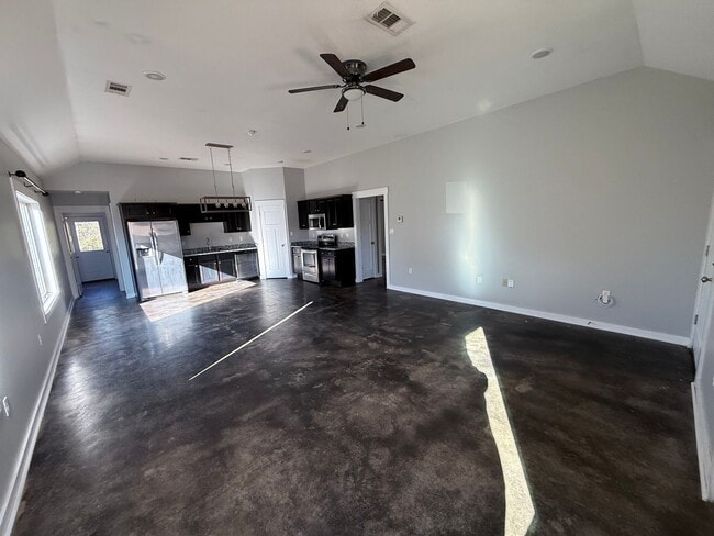 Building Photo - 263 Wolf Den Dr