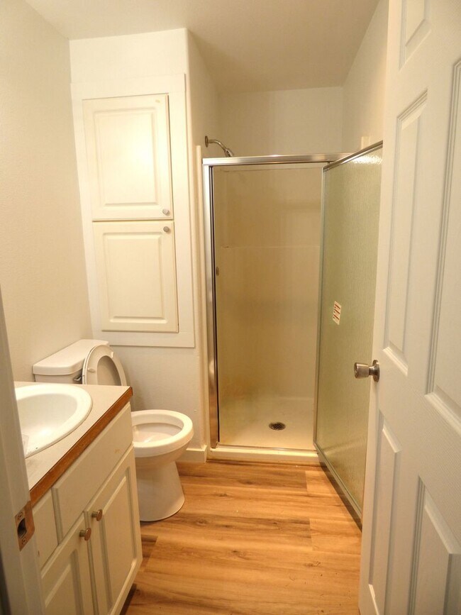 Building Photo - 3 bed 2 bath Duplex