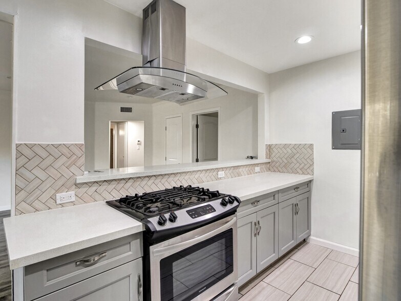 Building Photo - 1040 N Sierra Bonita Ave
