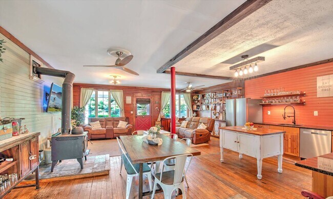 Building Photo - 3BR Jackson Home Available Now