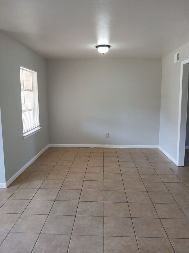 Building Photo - REMODELED 3 Bedrooms, 2 Full Bathrooms, 1 ...