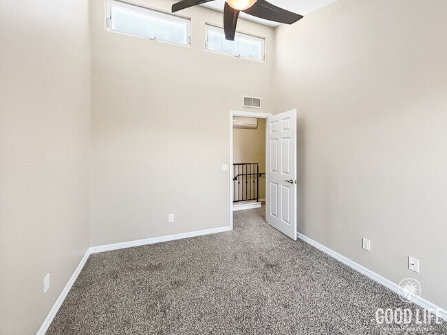 Building Photo - Beautiful 2B/2BA Townhouse w/ Washer/Dryer...