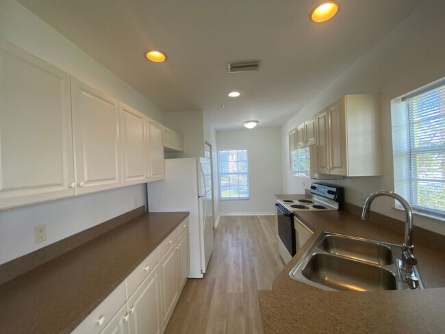 Building Photo - 2140 Heron Lake Dr