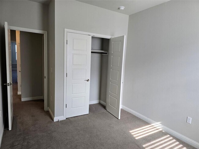 Building Photo - 13800 Lyndhurst St