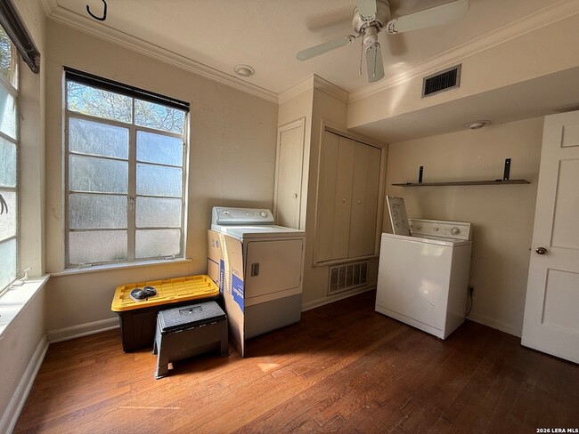 Building Photo - 230 E Mulberry Ave