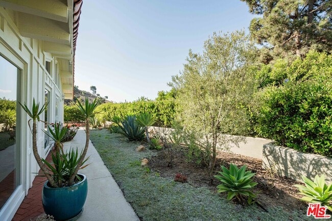 Building Photo - 1200 El Hito Cir