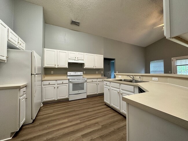 Building Photo - Beautiful 3 bedroom, two bath home off CR 220