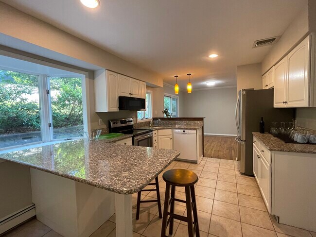 Building Photo - 33 Pilgrim Dr