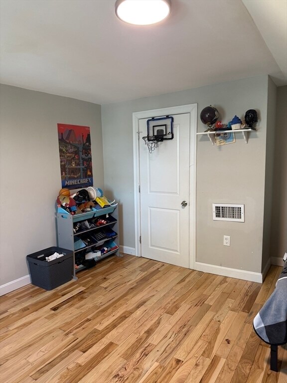 Building Photo - 86 Oak St