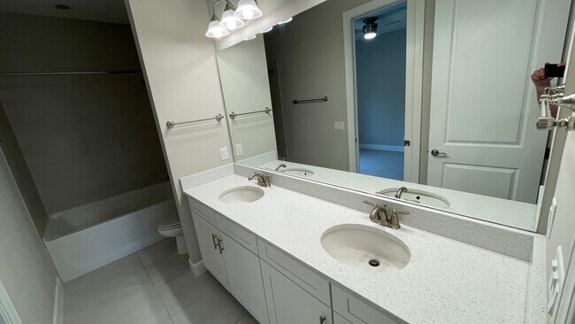 Building Photo - Unfurnished Annual Rental