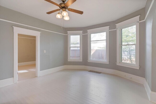 Building Photo - Spacious, light-filled 3-bdrm/2-bath vinta...