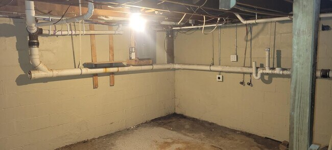 Building Photo - 3 bedroom 1 bath ranch