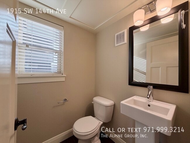 Building Photo - 1915 SW 144th Ave