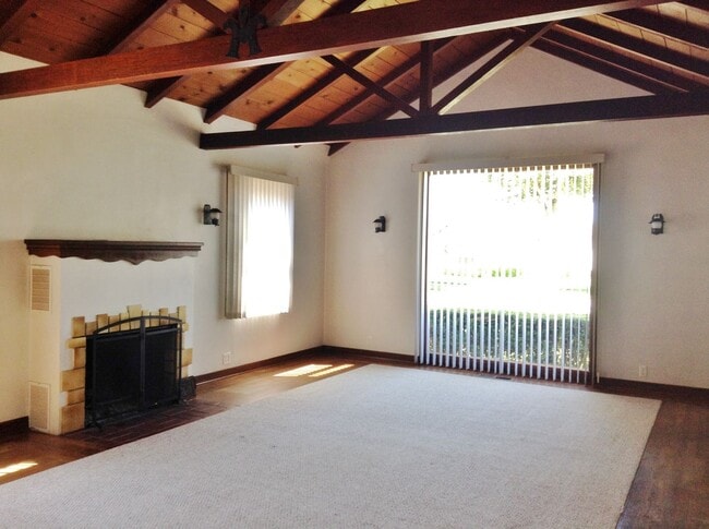 Building Photo - Lovely 3 Bedroom 2 Bath Single Story in Hollister