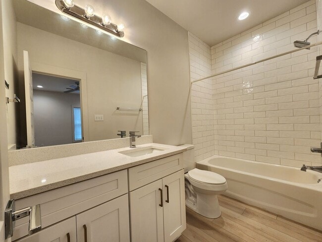 Building Photo - Gulf Shores 2/2.5 cottage available now