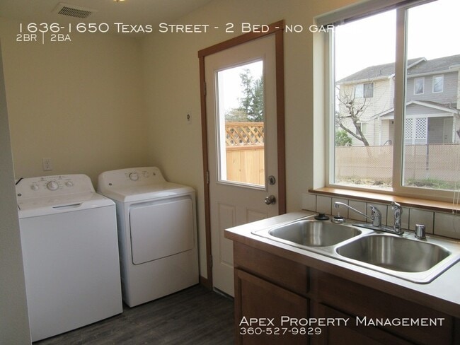 Building Photo - Central Bellingham - Eureka Townhomes
