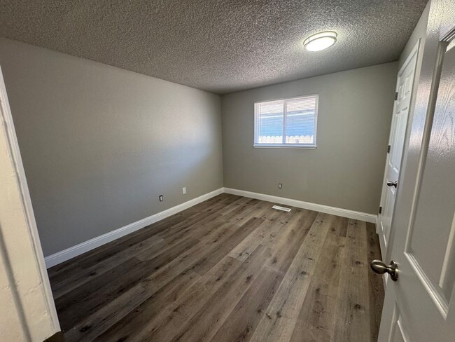 Building Photo - 3 bedroom, 2 bath, two car garage in Stead- pets welcome!