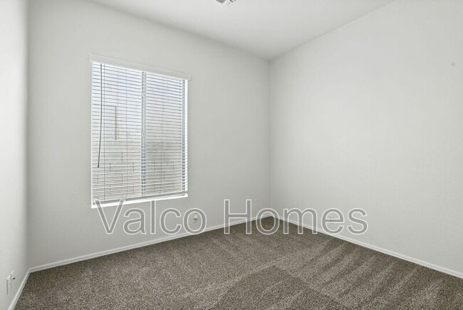 Building Photo - 8338 W Rose Ln