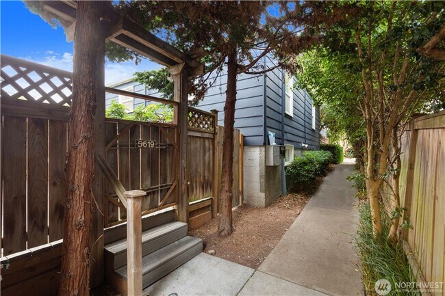 Building Photo - Spacious 3bd/3ba Townhouse
