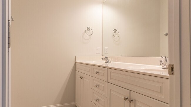 Building Photo - 401 Longwood Place