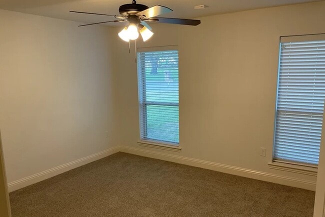 Building Photo - 2102 Colonial Dr