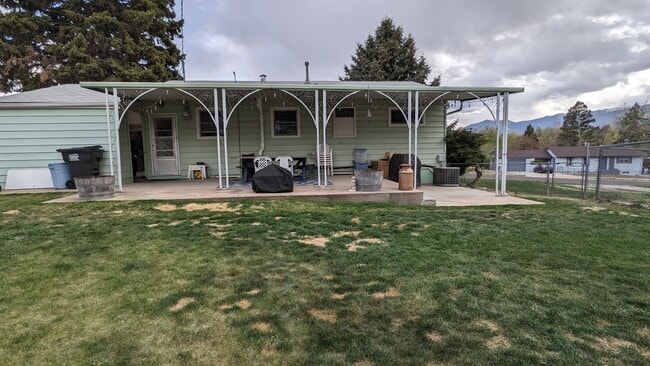 Building Photo - BEAUTIFUL MODERN 3 BED/2 BATH RANCHER IN E...