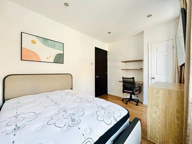 Building Photo - Furnished room/NOT APARTMENT