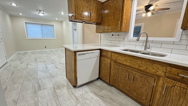 Building Photo - 112 Crestview Dr