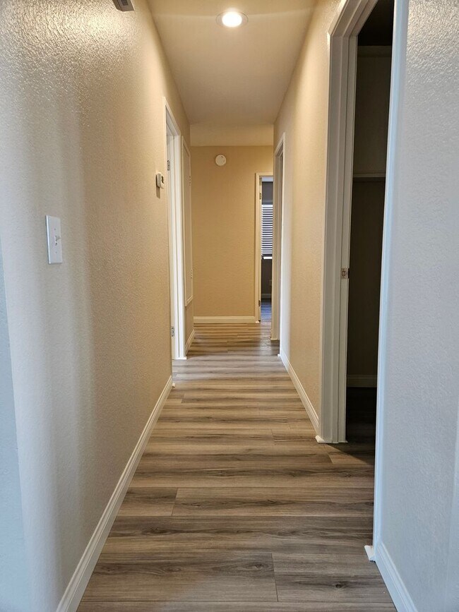 Building Photo - 4 Bedroom Adelanto Home