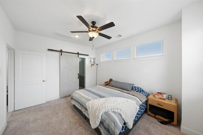 Building Photo - 18814 River Overlook Ct